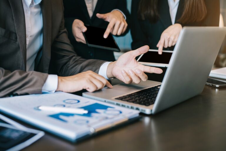 Pessoas no escritório com um notebook