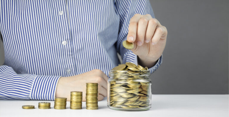 Empresário enchendo um pote com moedas