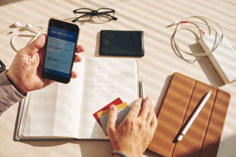 Pessoa segurando um celular.