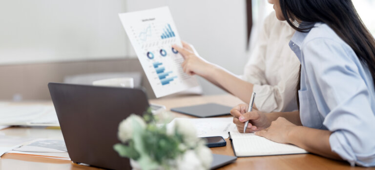 Mulher com gráfico na mão.