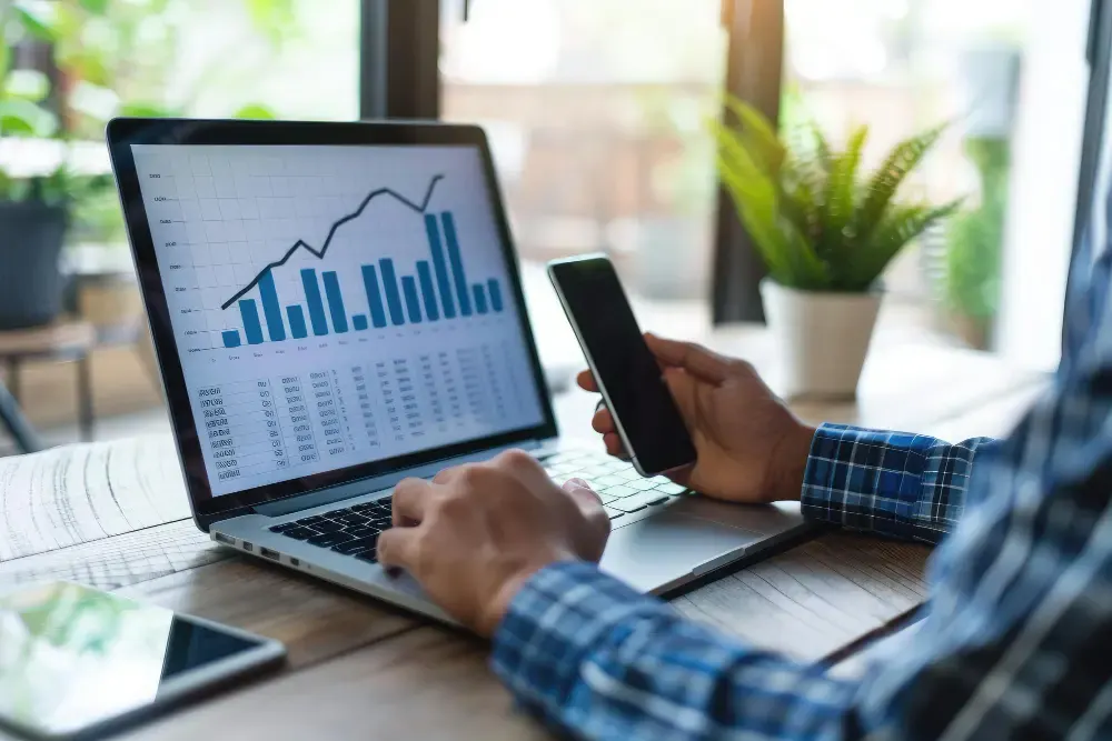 Profissional analisando dados financeiros sobre antecipação de recebíveis de boleto em notebook