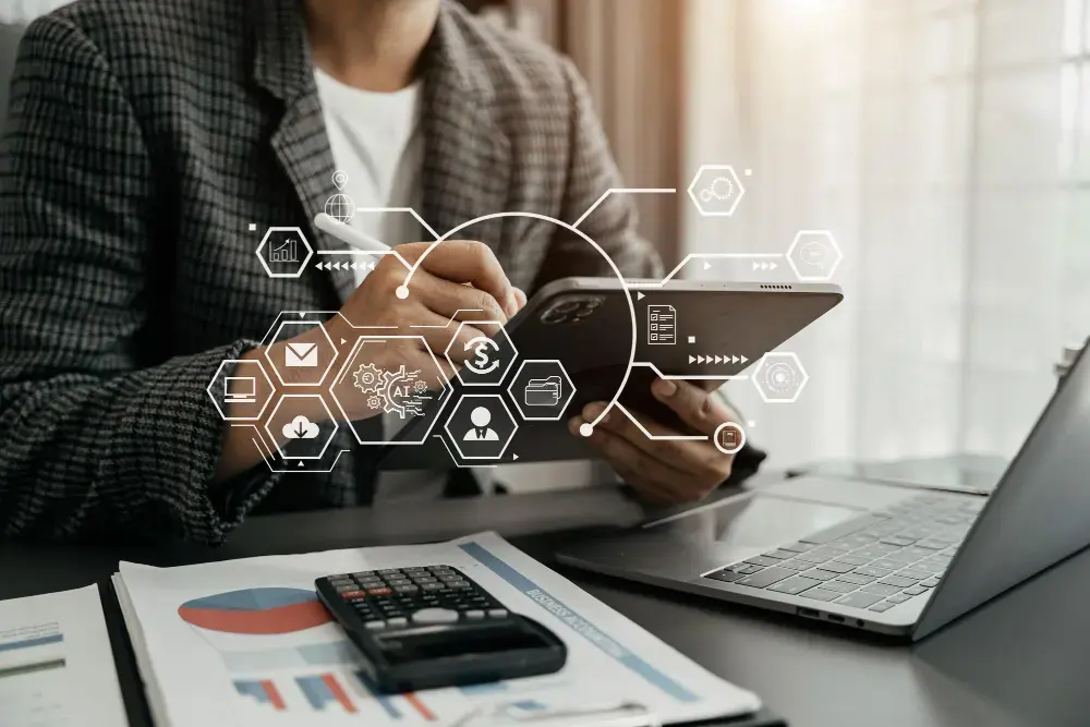 Empresário analisando dados financeiros no celular sobre como abrir uma factoring no Brasil