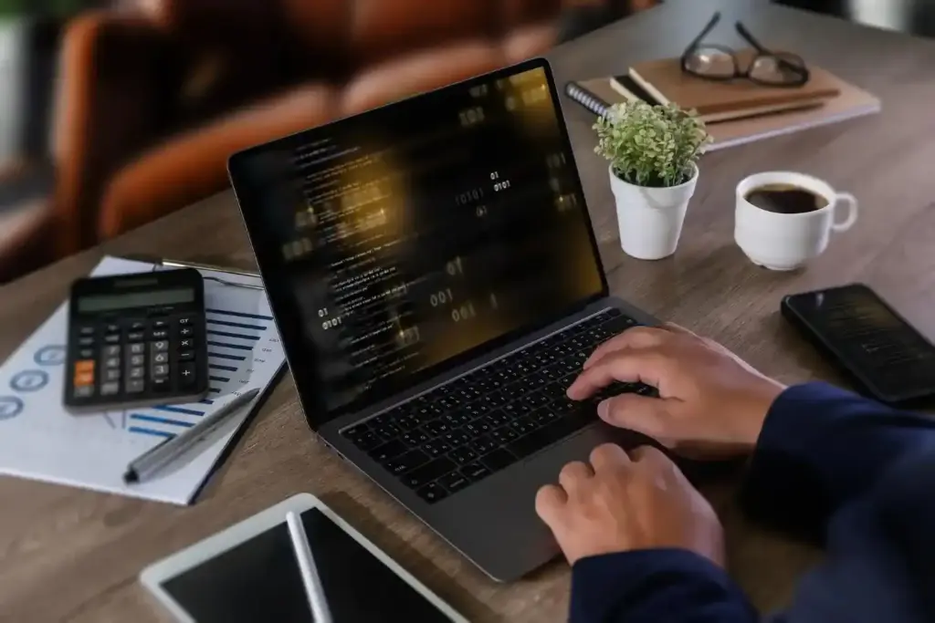 Profissional utilizando software financeiro empresarial no notebook para análise de dados e gestão financeira