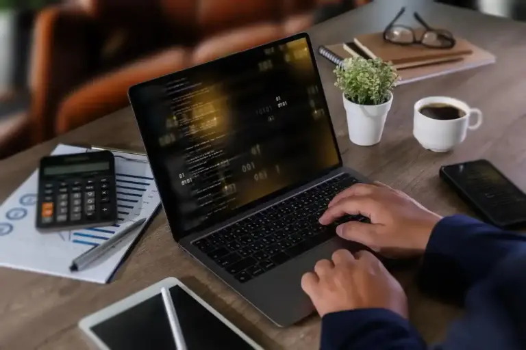 Profissional utilizando software financeiro empresarial no notebook para análise de dados e gestão financeira