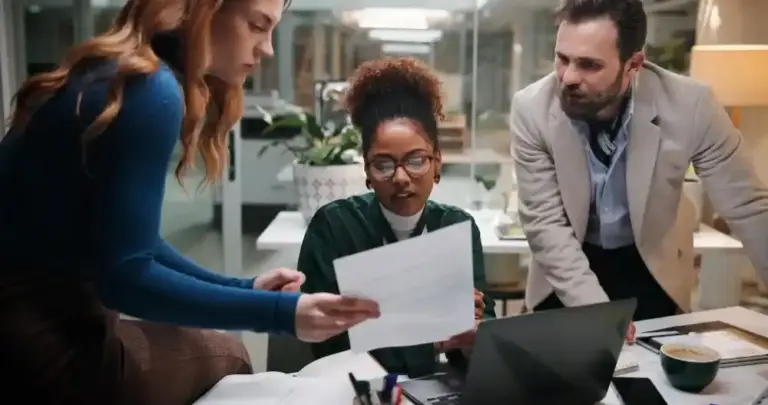 Equipe analisando documentos financeiros relacionados ao capital social da empresa em escritório