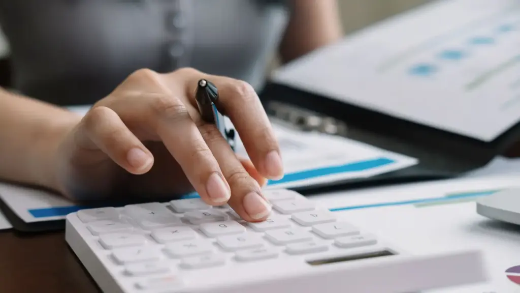 Empresário utilizando notebook para realizar antecipação de recebíveis de forma online e segura