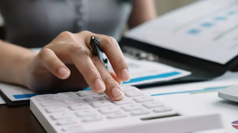 Empresário utilizando notebook para realizar antecipação de recebíveis de forma online e segura