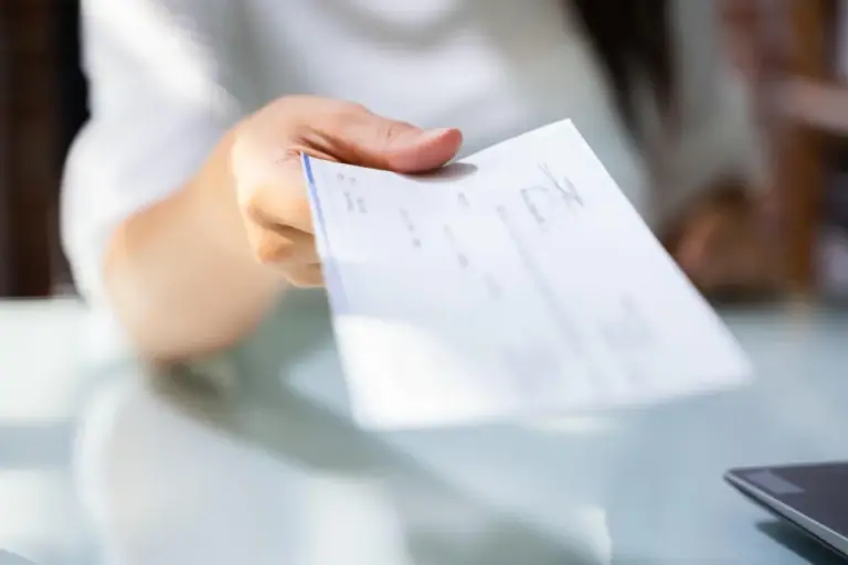 Pessoa entregando documento de duplicata mercantil em transação comercial entre empresas