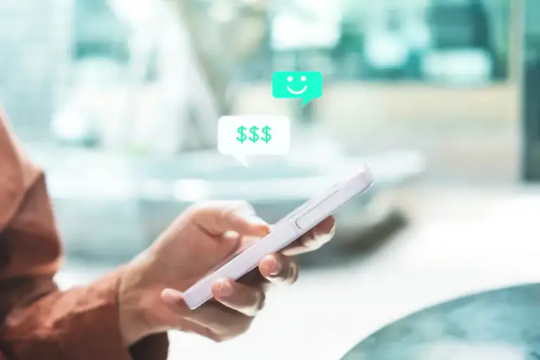 Pessoa recebendo notificação de cobrança pelo WhatsApp no celular