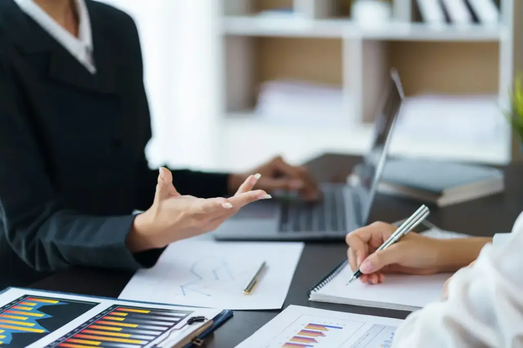 Consultoria jurídica discutindo caso de cobrança vexatória com gráficos de análise financeira