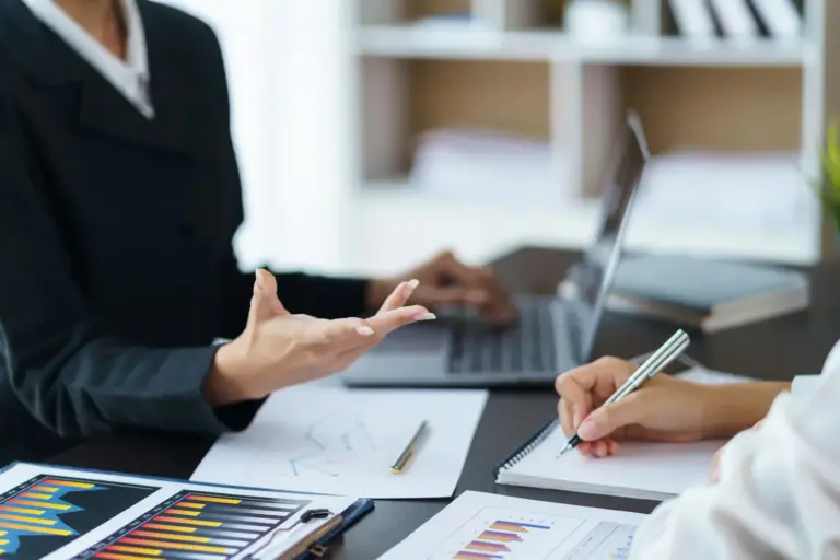 Consultoria jurídica discutindo caso de cobrança vexatória com gráficos de análise financeira