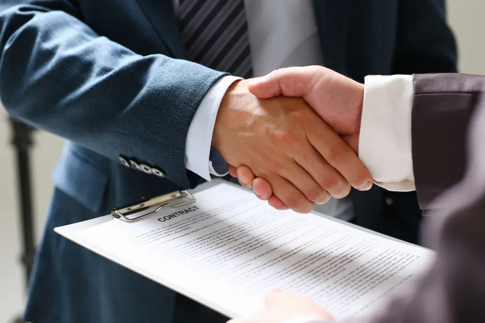 Contrato de factoring assinado Aperto de mãos selando um contrato de factoring